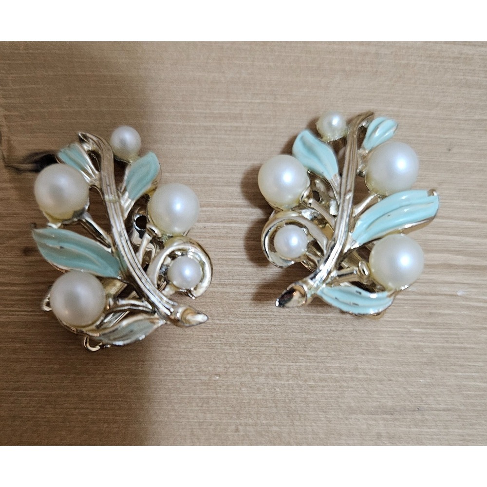 Dimensional Earrings Faux Pearl Cluster Bead Green Enamel Leaves Clip-on ELEGANT